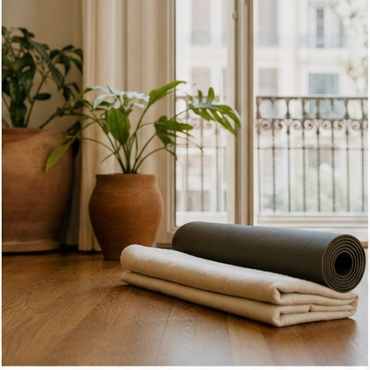 Práctica de yoga en estudio cálido