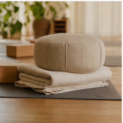 Rincón de práctica con plantas y almohadones
